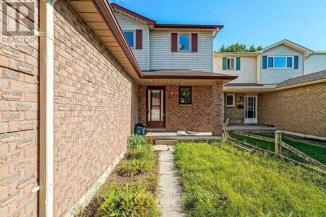 Building Photo - 1577 Norwill Crescent