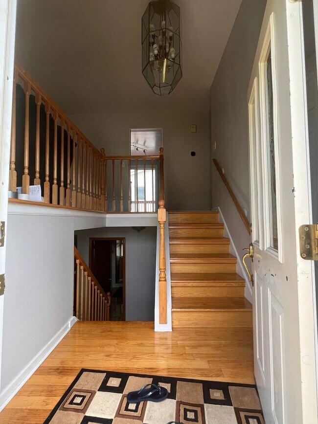 Building Photo - 1127 S Lavergne Dr