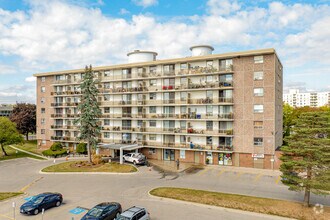 Building Photo - Royal Oak