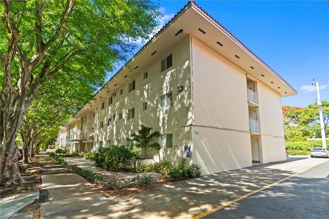 Building Photo - 1014 Salzedo St
