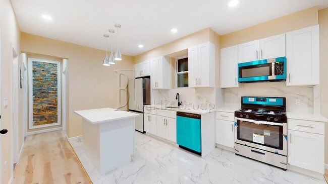 ** GUT RENOVATED ** 3 BEDROOM ** PRIME ASTORIA ** 2 MIN TO N/W - ** GUT RENOVATED ** 3 BEDROOM ** PRIME ASTORIA ** 2 MIN TO N/W Townhome