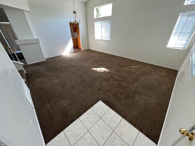 Building Photo - Craiglist: 2.5 ba, 2 story house, Li rm, F...