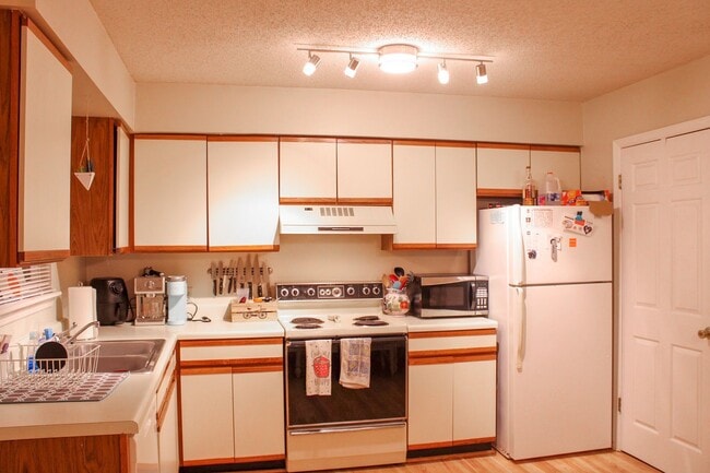 Building Photo - Condo Across From Vet School Available July 2025!