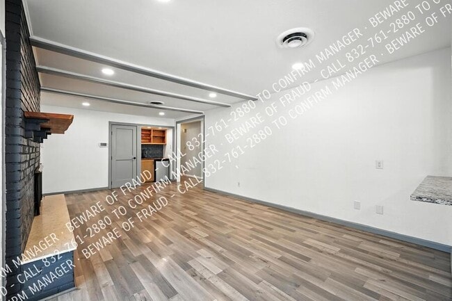 Foto del edificio - 7117 Ellis Rd