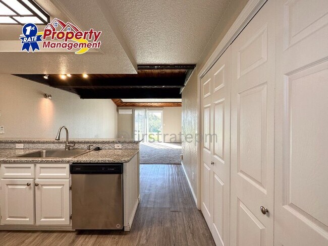 Foto del edificio - 6687 Douglas St