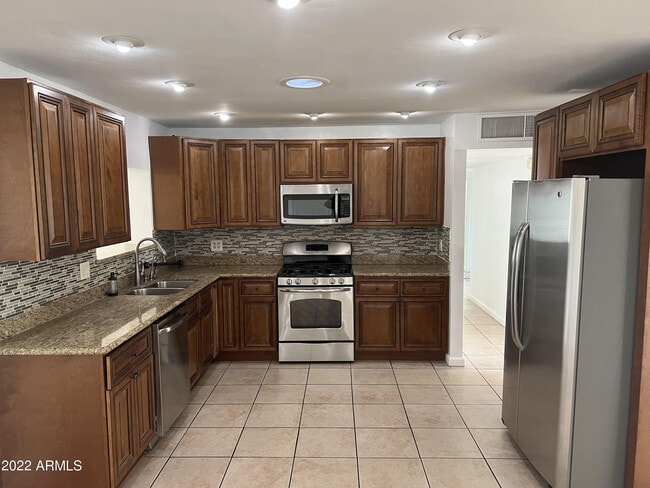 Building Photo - 538 N 74th St