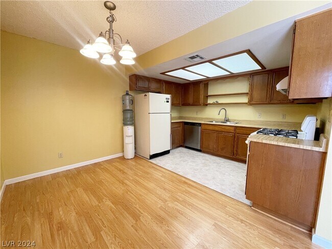 Foto del edificio - 5576 W Rochelle Ave.