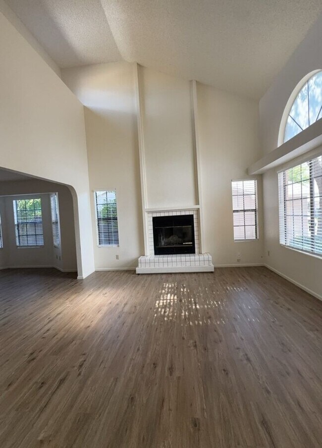 Building Photo - Great two story, 3 bedroom, 2.5 bath home