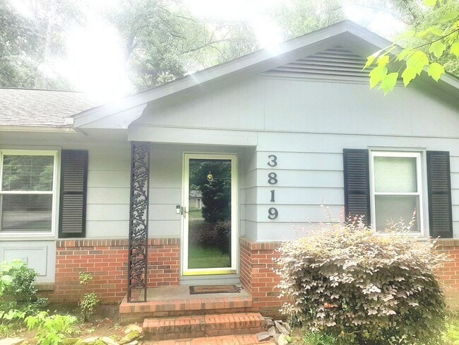 Building Photo - 3 Bedroom 2 Full Bathroom House in Southwe...