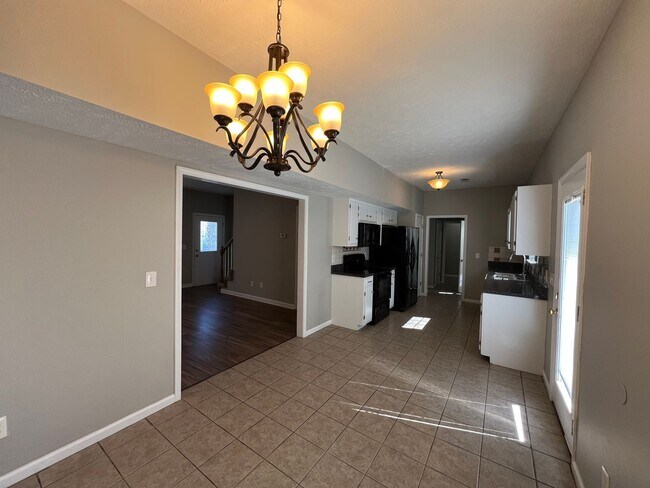 Building Photo - 3 BR, 2.5 BA, 2 Car Garage, Fenced in Back...