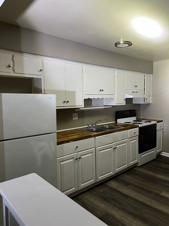 Building Photo - 6111 Laurel Hall Dr