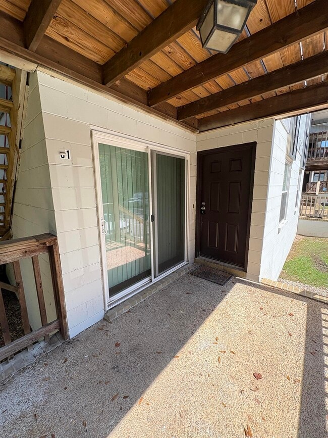 Foto del edificio - 1530 Live Oak Dr