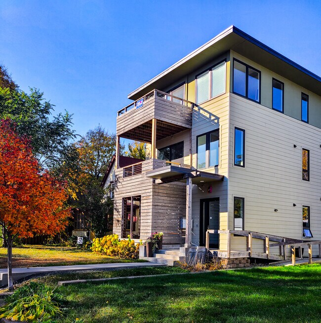 Foto del edificio - 3828 Grand Ave S