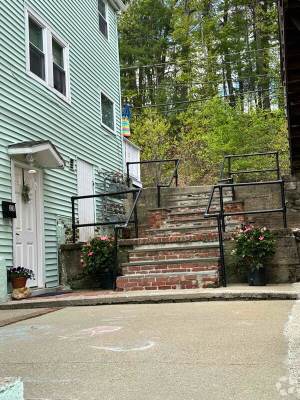 Building Photo - 32 Ashburnham Hill Rd