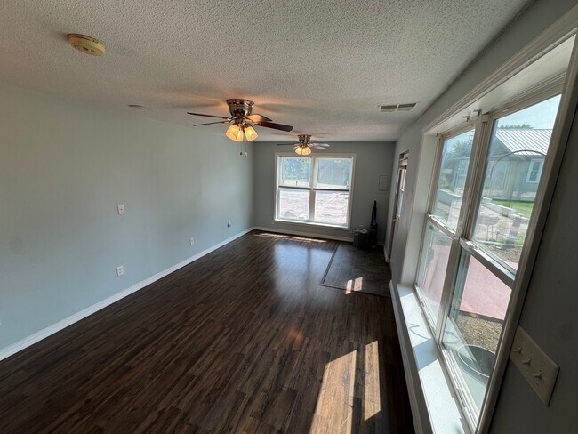 Foto del edificio - 6815 Curran Rd