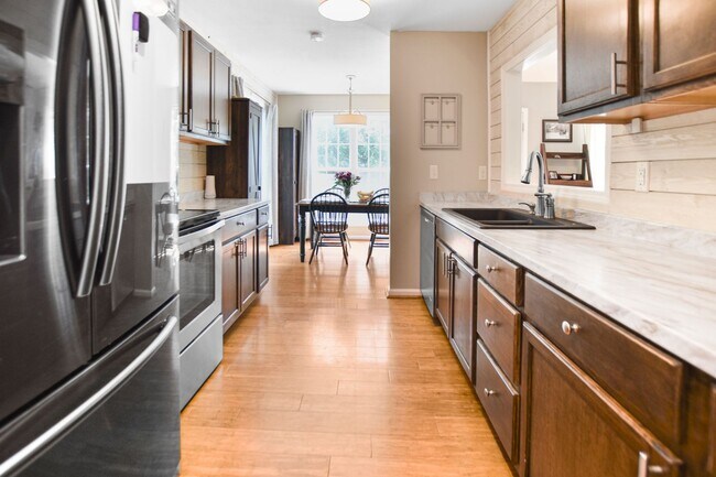 Building Photo - Pet Friendly Three Bedroom with Pool!