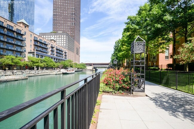 Building Photo - 440 N McClurg Ct