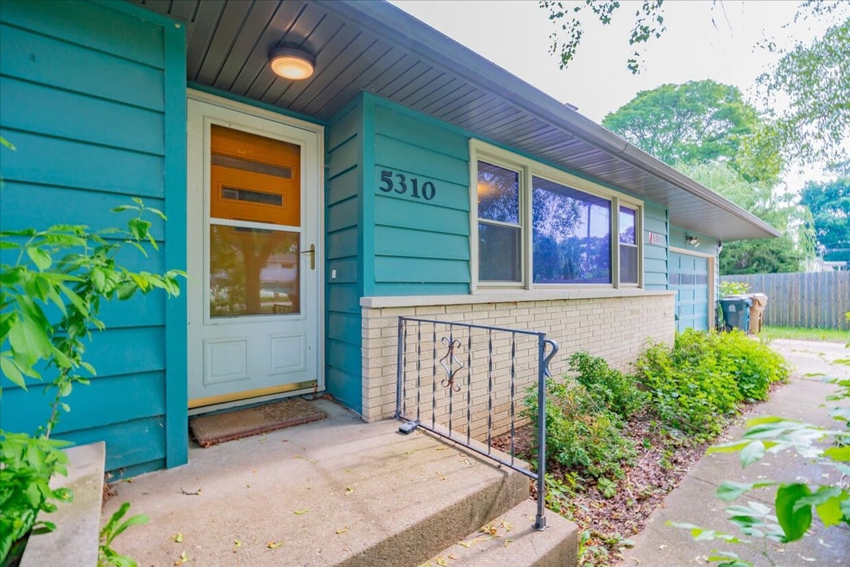 Primary Photo - 5310 Regent St