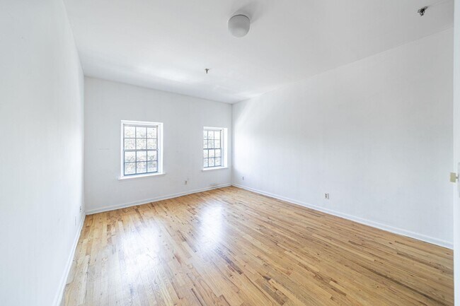 Building Photo - 227 Christopher Columbus Dr