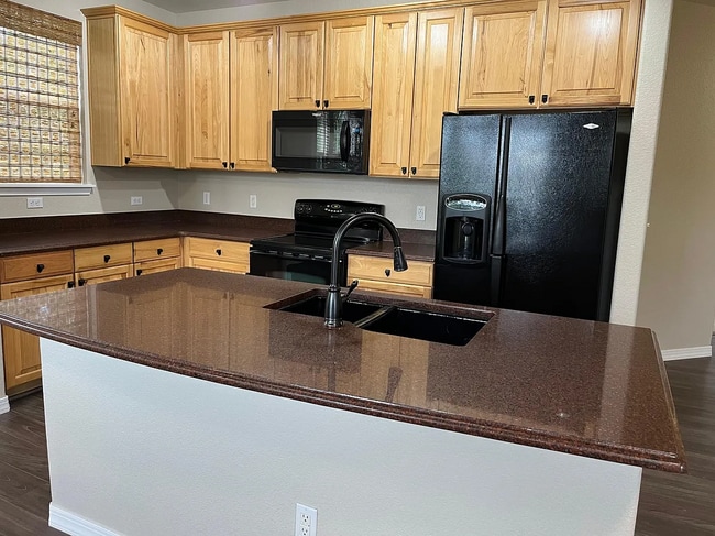 Foto del edificio - 15455 Canyon Rim Dr