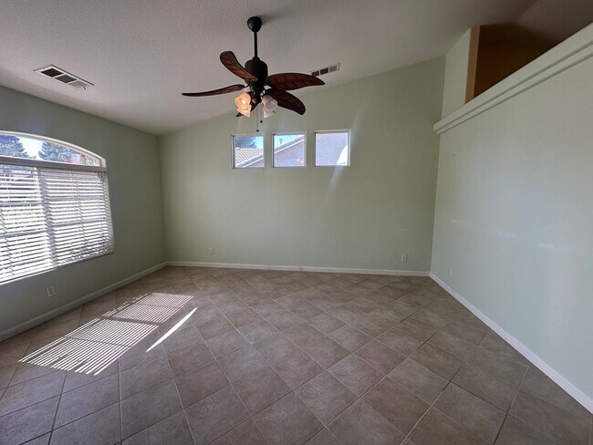 Foto del edificio - NW Visalia Home with pool Coming Soon!