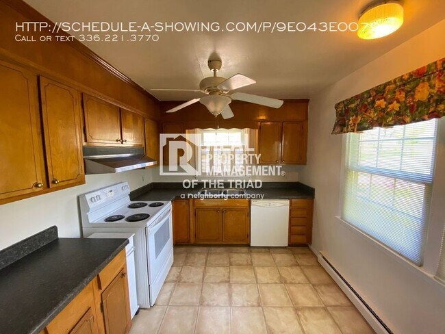 Foto del edificio - Roomy 3 Bed / 1.5 Bath Home w/Fenced Backyard