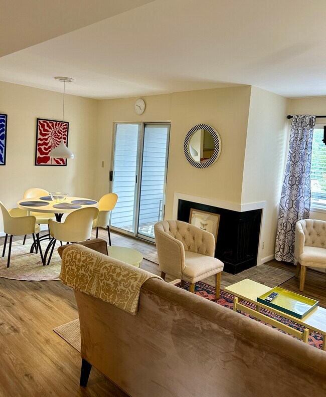 Living & dining w/smart TV - 1243 Cedars Ct