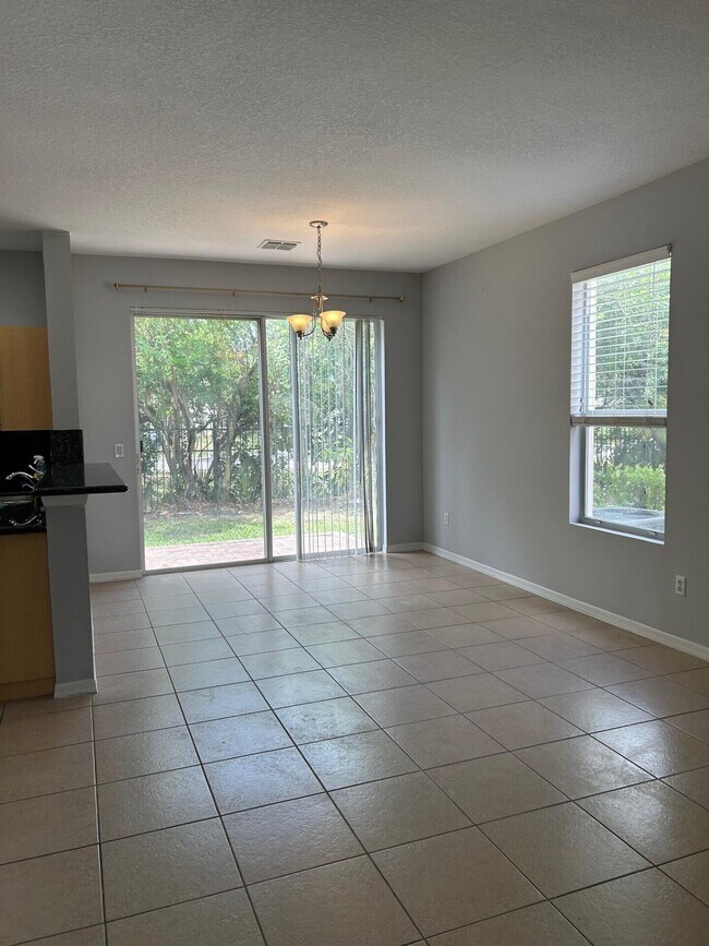 Building Photo - 1412 Seminole Palms Dr