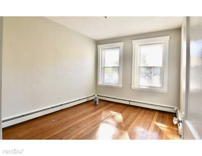 Building Photo - 4 br, 1.5 bath House - 103 Homestead St Apt 2