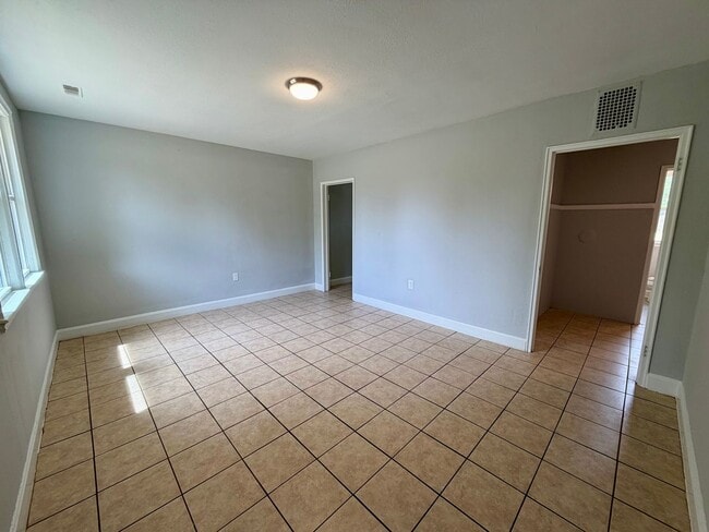 Foto del edificio - 704 Miller Rd