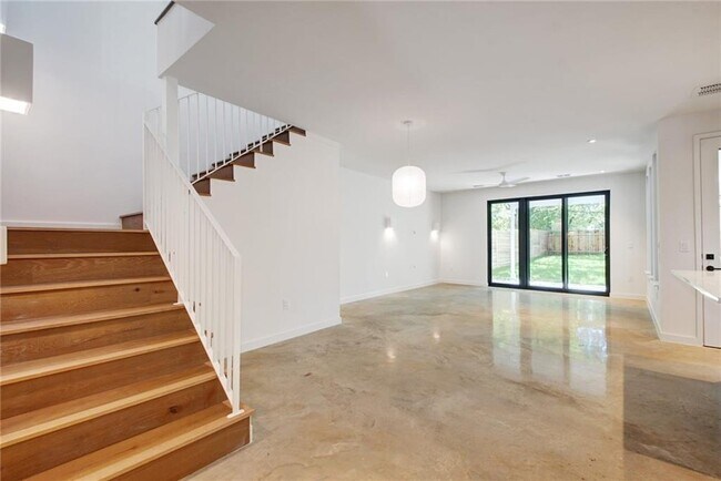 Building Photo - 2203 Richcreek Rd