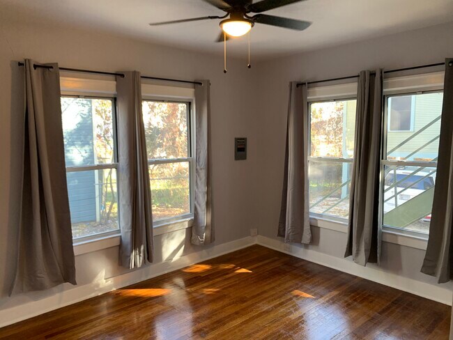 Building Photo - 1532 W Huisache Ave