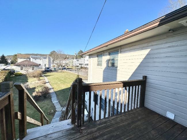 Building Photo - 573 Bloom St