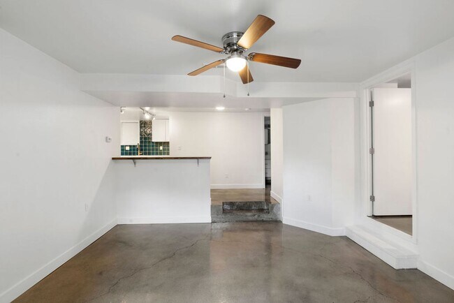 Foto del edificio - Industrial, Sleek, Downstairs 2 BD in MidT...