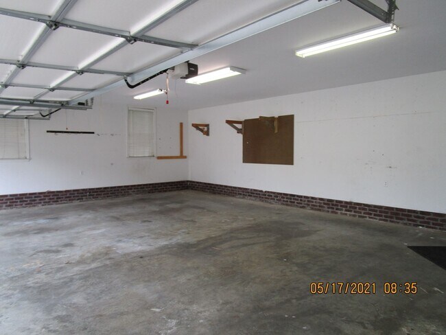 Building Photo - 200 Lakewood Dr