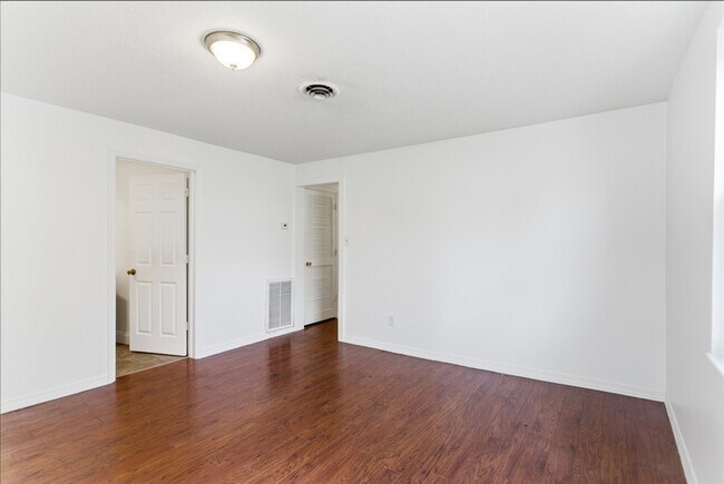 Foto del edificio - 306 E Burwell Ave