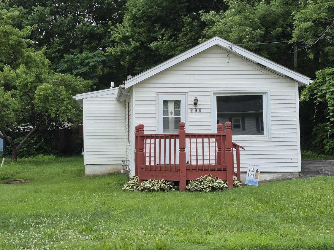 Building Photo - 204 Flora Dr