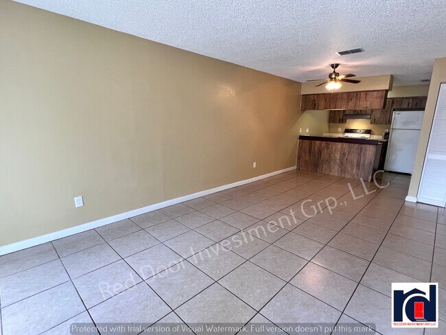 Building Photo - Spacious 2/2 quadplex