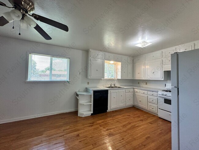 Building Photo - Spacious 3-bedroom 2-bathroom home