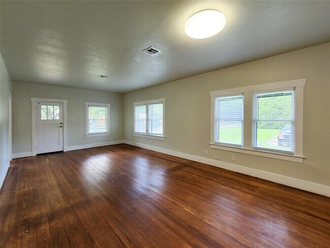 Foto del edificio - 745 E 18th St