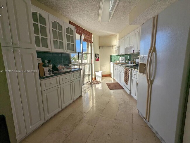 Foto del edificio - 8100 Byron Ave