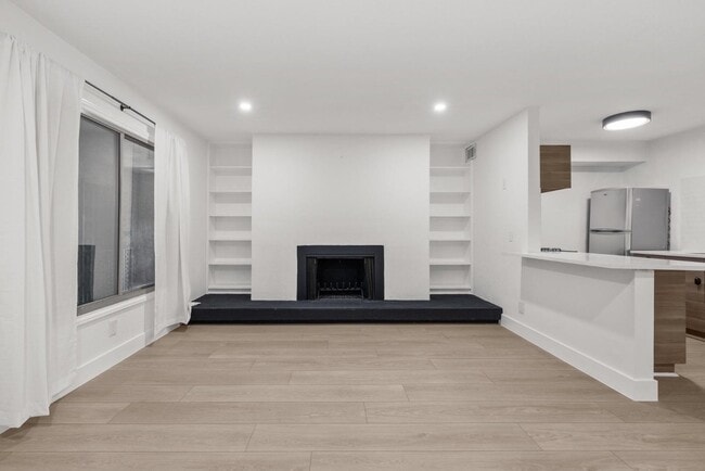 Building Photo - 505 W 7th St