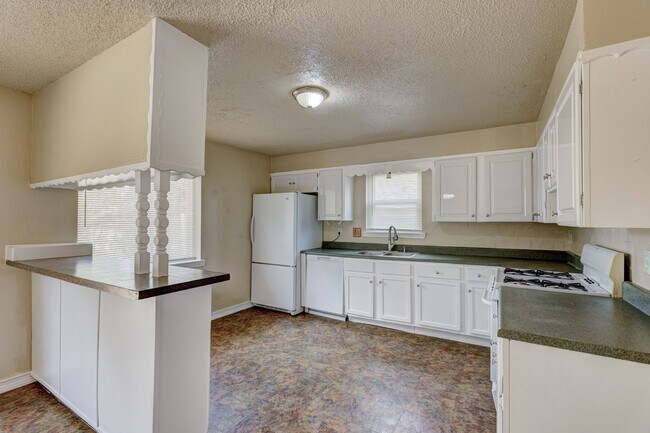 Building Photo - 4 bed,2 bath home in OKC