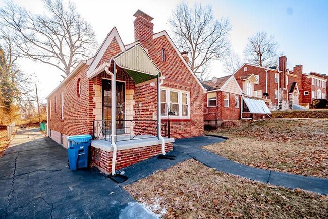 Building Photo - NOW OFFERING 1/2 MONTH FREE WITH SIGNED LE...