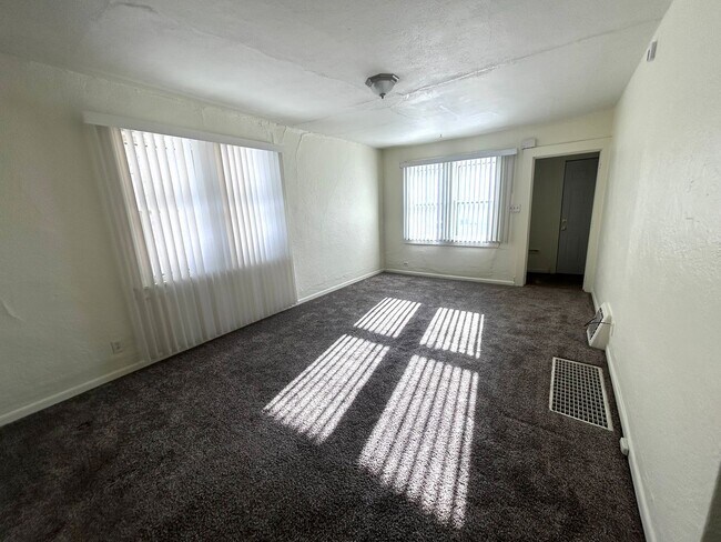 Foto del edificio - 18 8th Ave NW