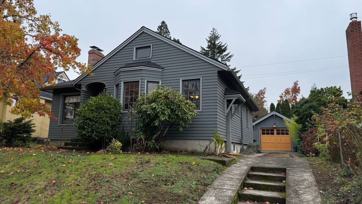 Primary Photo - Mt. Tabor! 3 bed 2 bath home. Charming Ful...