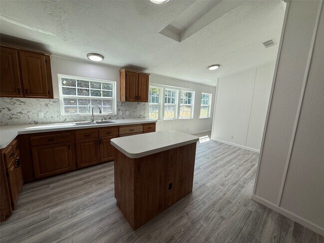Building Photo - 10621 Parker Dr