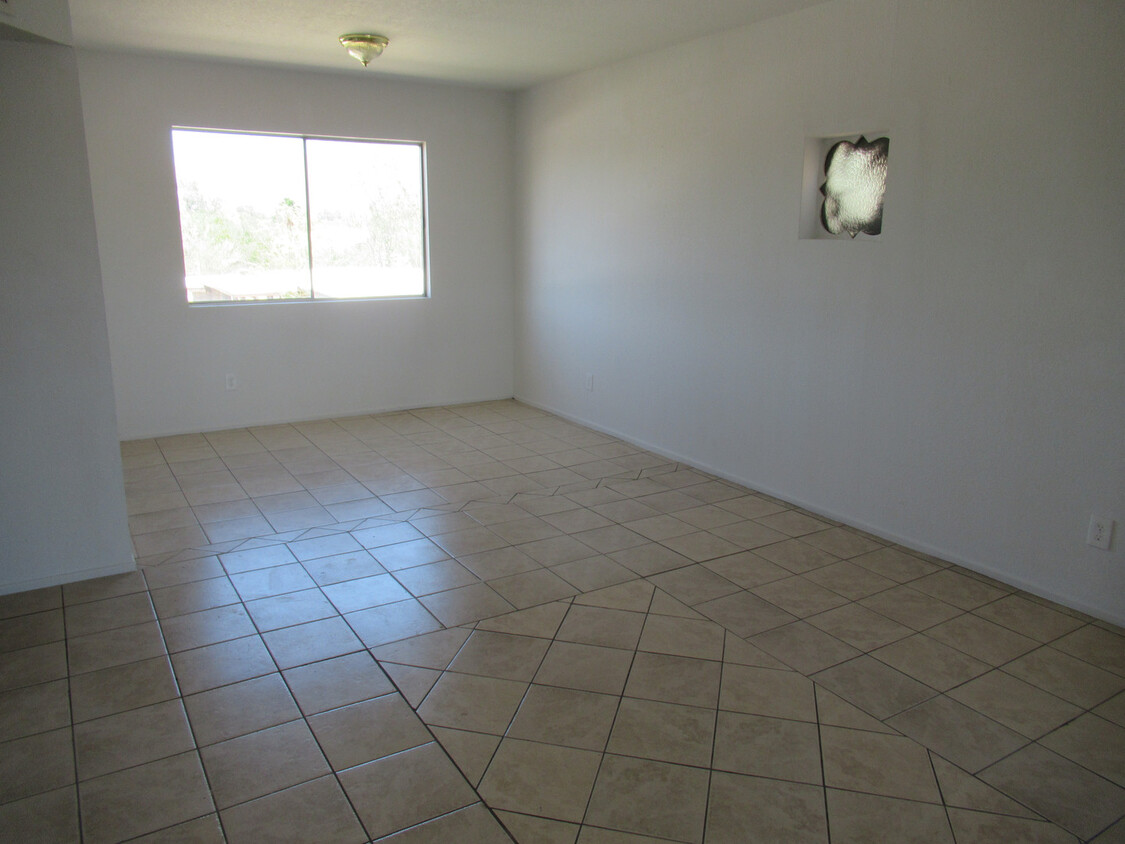 Building Photo - Central 2 Bedroom Apt Only $ 925 a Month w...