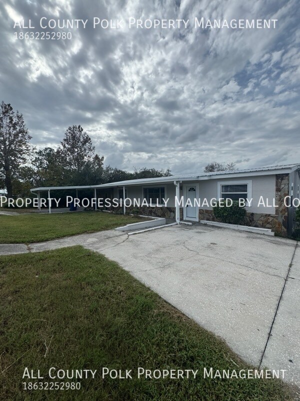 Foto del edificio - Enjoy Lakefront Living in This Spacious 4-...