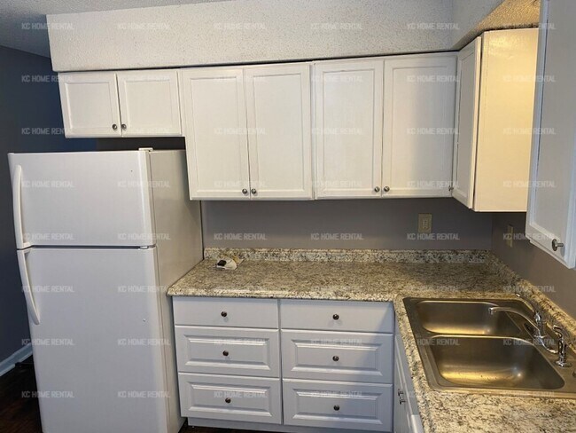 Building Photo - Bright 3 Bed 2 Bath Home in KCMO!